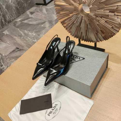顶级包装配套最高版本 PRADA 普拉达新品， 顶级版本 实力来袭！ 原版鞋头扁尖形状楦条+加长金属三角铁头+二代小形皮包扣 是不是高端货对比细节便知分晓。 凉