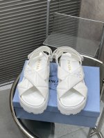 出厂 P360 Prada 夏季新款厚底凉鞋 ，今年普拉达简直逆天了，款款都好看，这款鞋子穿上舒服感太棒了，巨显腿长，时尚百搭款式， 夏季必备 面料：进口羊皮