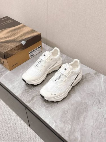 Salomon Xt Whisper 萨洛蒙户外 休闲 情侣款运动鞋 顶级版本，全新演绎的专注于其空气动力学的外观上，标志性白色与奶油色带来都市风格。 另一双则