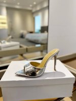 {半拖} 吉安维托 罗西 Gianvito Rossi Eiko Stiletto，轻松移动。这款 Gianvito Rossi 拖鞋采用配有精致的漆皮，可抚摸