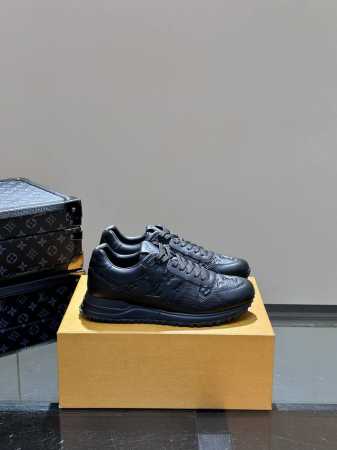OUIS *UITTO RUN AWAY 运动鞋，本款 Run Away 运动鞋选用头层牛皮打造，楔形橡胶外底延续跑鞋设计，缀 Monogram 花卉，L v字 - 点击图像关闭