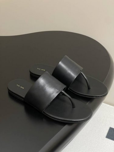 The Row 25S春夏新款平底拖鞋 夹脚人字拖鞋 上脚马上会惊艳到你的一款拖鞋Tr拖鞋闭眼入都不会后悔一切那么恰到好处！ 鞋面：定制小牛皮 内里垫脚：绵羊皮