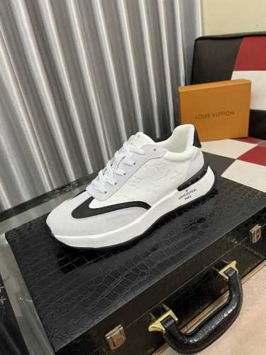 出厂价 Lv 路易威登。最新潮鞋休闲鞋实体店爆款38-44码。 新品春夏季舒适进口定制原版牛皮，独特提花面料元素设计。搭配羊皮内里，Lv原版底，高端包装高品质细