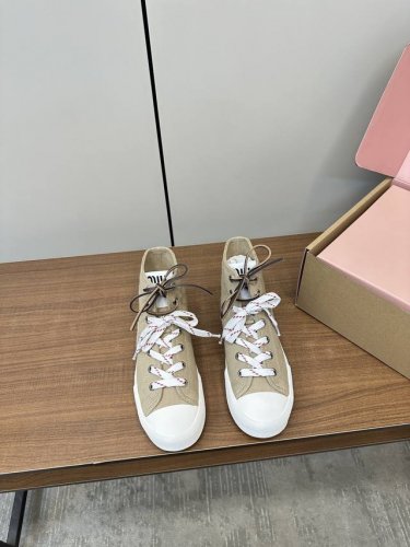 顶级版本 miumiu 缪缪2025新品刺绣帆布鞋 高邦 顶级原版面料质感满满 搭配经典字母刺绣 刺绣Logog立体饱满 瞬间点亮整体造型 辨识度Up Ip超轻