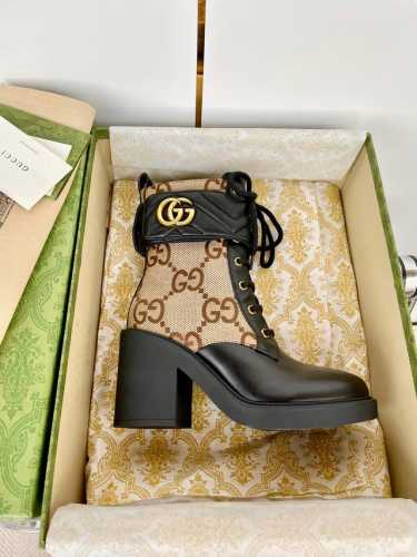 出 Gucci 23秋冬新款高跟短靴经典双G金属造型配件 该配件灵感源自70年代Gucci典藏腰带扣设计，经现代美学演绎后成为品牌的象征之一 鞋面：头层粒面牛皮