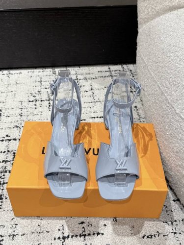 louis Vuitton 25 春夏最新 村上隆联名 Swing最新 粗跟玛丽珍 高跟 凉鞋 简约精致，高级感满满，尽显优雅气质～ 上脚超好看，拉满了夏日美鞋