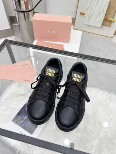 MiuMiu 缪缪 休闲小白鞋，美到心坎上啦！柔软的真皮材质，触感细腻，亲肤舒适。 独特的设计，时尚又百搭，无论是搭配牛仔裤还是裙子，都能轻松驾驭。 size：