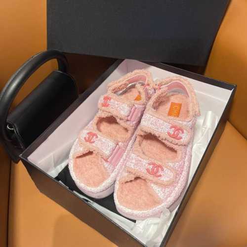 工厂P直销 P380 Chanel 香奈儿 新 厚底 毛巾布毛绒绒 魔术贴凉鞋顶级专柜品质 每年必入的经典款之一！扣搭配设计 更加彰显和品味～所有材质都根据原版
