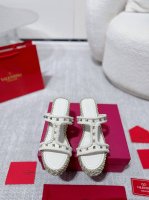 valentino华伦天奴 高版本新款铆钉麻绳编织坡跟凉鞋. 简约超级百搭. 上脚完美奢华可任意搭配春夏服饰. 脚感更是舒适！ 材质原版完美复刻. 饰扣原版拆解