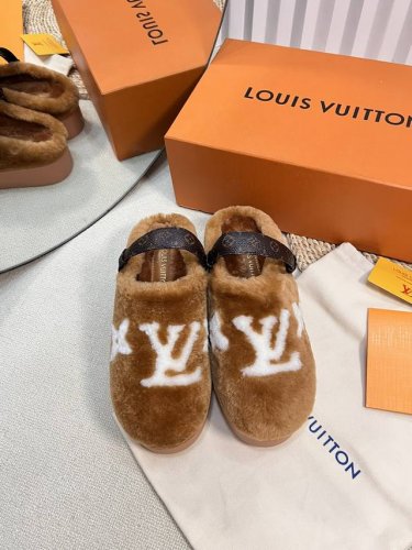 路易威登lv秋冬最新款毛毛拖鞋～ louis vuott on fw24 new arrival～ 1v 24秋冬厚底勃肯毛拖新品 皮毛一体材质，样子可爱极了，