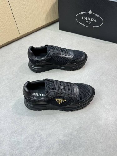 prada 普拉达 -高端品质 原单休闲运动鞋 -鞋面：纳帕小牛皮、品牌高丝光镂空帆布、鞋身车缝品牌金属扣件、鞋舌注塑品牌Logo -内里：水染牛皮 -大底：超