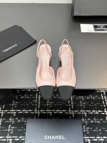 chane+L 经典Slingback 小香后空凉鞋 就像Coco香奈儿女士说的：流行稍纵即逝，但风格永存！这双后空鞋就是香家经典中的经典！双色搭配，简约精致，