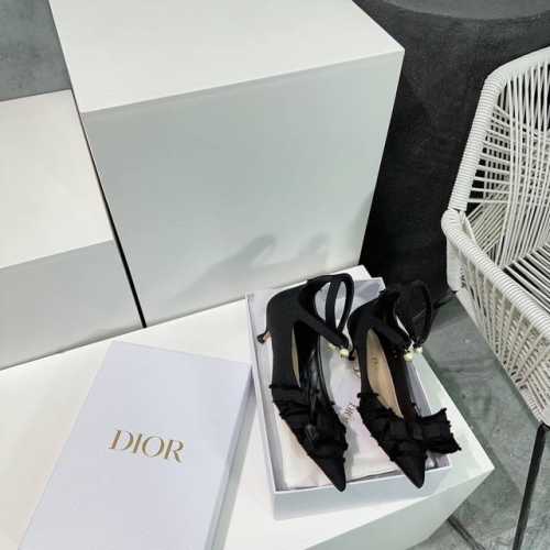 高品质出厂 ！顶级品质！Dior迪奥25春夏新款小猫跟蝴蝶结珍珠尖头单鞋！上脚效果真的绝了 黑色苏罗缎鞋面尽显时尚格调 白色珍珠点缀增添高雅气质 小猫跟设计超好