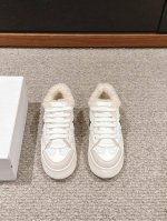 顶级品质 dior ss24 new arrival～ 迪奥2024秋冬新品｜羊羔毛运动鞋 Dior这一季的度假风运动鞋超级的火爆！ 鞋面配色，C和D饰以点缀l