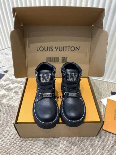 Louis Vuitton Iv马丁靴 原版开发 做货 LV Checker 及踝靴亮相于路易威登 2024 春夏男装秀场，以正绒面牛皮革演绎多元风尚。 好穿踢