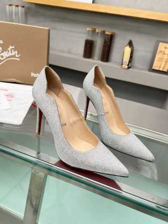 冲量价: ChristianLouboutin 路铂廷 CL红底鞋2024 春夏系列新品登场，创意大胆的鞋履设计尽显前卫态度，焕新都市造型。优雅时尚上面镶有银色 - 点击图像关闭