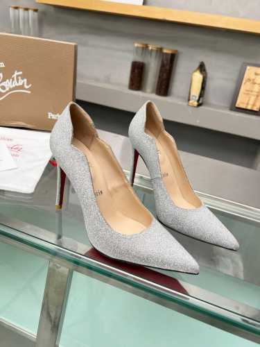 冲量价: ChristianLouboutin 路铂廷 CL红底鞋2024 春夏系列新品登场，创意大胆的鞋履设计尽显前卫态度，焕新都市造型。优雅时尚上面镶有银色