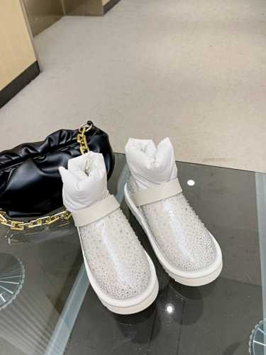 烫钻版200,光面板 P180 ！年Ugg新款水钻羽绒雪地靴！Bling Bling系列 .20鞋面采用进口防水、防冻、防折Tpu.鞋筒采用羽绒服专用面料，光泽