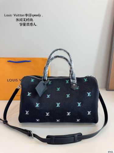 Lv Speedy 枕头包 Logo超级耐看 质感气质拉满 大气，休闲百搭，也是我入手主要原因，搭配小羊皮软嫩软嫩的材质，总之是可以驾驭通勤、休闲各种风格的包包