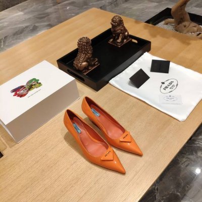 顶级包装配套最高版本 PRADA 普拉达春夏新品， 顶级版本 实力来袭！ prada春夏秀款，订购会最火爆的坡跟凉鞋系列。 单鞋 马克线胆位铁扣包头拖、三角皮包