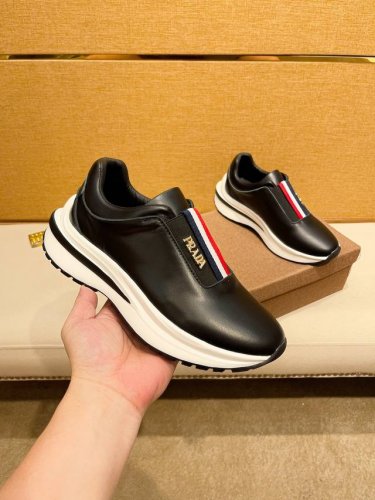 工厂P价 Prada 普拉达新款男士真皮运动鞋，市面最高版本 、欢迎任意对比！原版皮料质感极佳，超上档次！意大利进口胎羊网内里，可拆式垫！奢华用料、精细做工，极