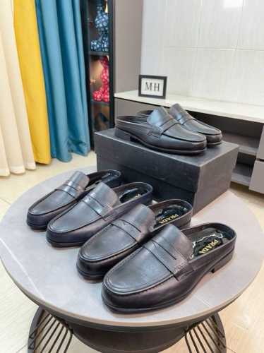 出厂价 PRADA 普拉达半拖.真皮拖鞋小皮鞋 鞋面进口胎牛皮面料、鞋头雕花设计 牛皮内里 独特铁三角风格.私模TPU发泡大底 防滑耐磨有弹性 时尚小百搭 。