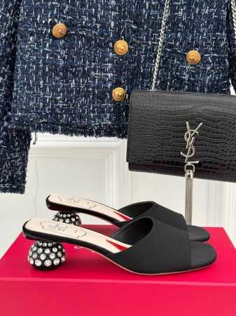 厂价 Roger Vivier｜Rv25S春夏 新品水晶跟拖鞋 喜欢法式优雅的来Pick这双 会让你的夏日穿搭气质翻倍哦～ 鞋跟镶满Blingbling的水钻爆 - 点击图像关闭