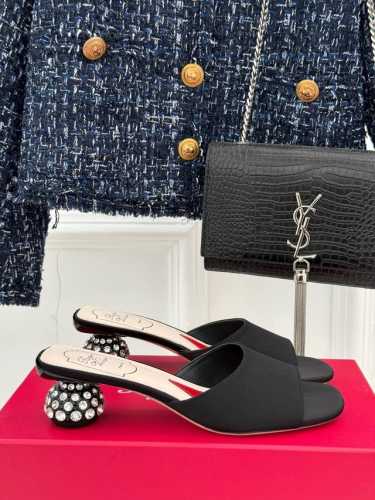 厂价 Roger Vivier｜Rv25S春夏 新品水晶跟拖鞋 喜欢法式优雅的来Pick这双 会让你的夏日穿搭气质翻倍哦～ 鞋跟镶满Blingbling的水钻爆