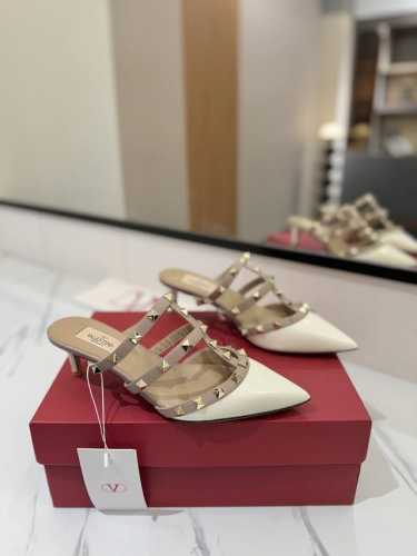 出厂价： Valentino 华伦天奴铆钉 VT经典5.0尖头拖鞋，顶级复刻！侧身弧线完美，原版开模定制不生锈铆钉 特别有质感的五金衬托出满满的高级感，带给您正