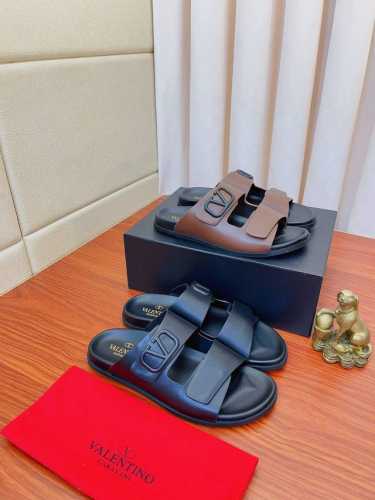 实价： 高版本 Valentino华伦天奴 新品男士拖鞋，高端精品，牛皮鞋面精致logo印花精细做工，鞋底超软，休闲宽松舒适型，夏季必入哦！Size：38-44