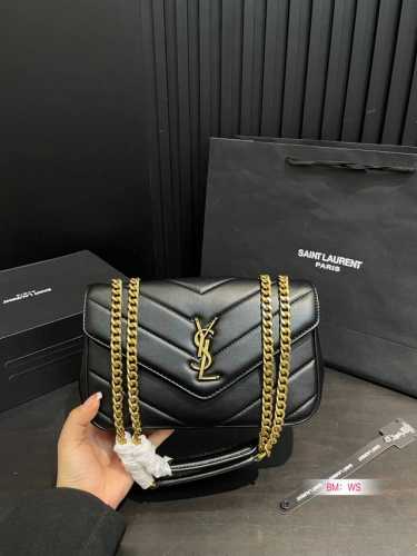 配折叠礼盒 Ysl Loulou手袋 圣罗兰25早春Loulou款式强势回归 羊皮信封式手袋饰以人字纹绗缝明缝线 搭配滑动式链带可肩背可斜挎 满足多场合搭配使用
