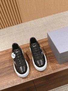 限女款 #豪格新款钻小白鞋 这款精选板鞋饼干鞋，专柜新款 断货王呀 甄选进口牛皮材质 进口澳钻 细节和层次感满满，原版Eva发泡加厚大底！ 侧面H大字母Logo