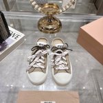 出厂 单鞋 小短靴 Miu Miu 缪缪 25Ss春夏新款 复古 休闲鞋 本季Miu Miu延续了该风格推出了专属款，整体鞋型线条简约＋轻薄鞋底设计，配色大胆时