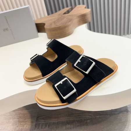 brunello Cucinelli Bc新款男士绒面皮革搭扣凉鞋，采用绒面牛皮革前带，柔软亲肤，让您轻松调节出舒适穿着感。绒面皮革鞋内底与真皮鞋外底、超轻微孔 - 点击图像关闭