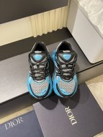 Dior* Kawa迪奥联名2025Ss休闲运动鞋 以 Dior 的高订风格重新演绎跑步鞋 B35运用了质感细腻的皮革和网眼布面材质拼接而成 四季可穿 舒适透气