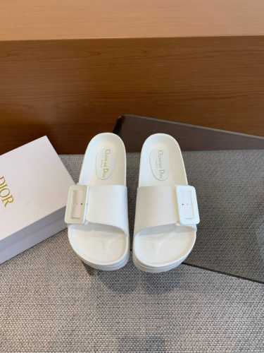 Dior 迪奥 2024ss 夏季新款 沙滩拖鞋 夏天到海边度假的最佳选择 这款最得意的设计就是垫脚磨砂面，区别于任何一款果冻鞋，碰水不会滑脚 下雨天或海边游玩