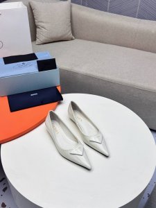 PRADA 普拉达 早春 方头三角皮扣单鞋系列2025s普拉达春夏新品， 顶级版本 实力来袭，少女必备 走秀款女鞋 尖头粗跟专柜走秀款！ 出厂价 _______