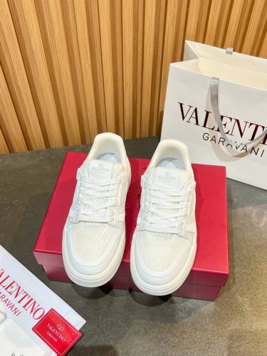 实价 华伦天奴 情侣款运动鞋系列 valentino 2025最新款情侣运动鞋 明星同款 火爆发售. 原版Zp入购拆解. 反复打版调改. 力要1:1原版还原 顶