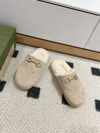 顶级品质 GUCCIss2024秋冬｜平底羊毛拖鞋新品 超舒适的 双带毛拖 简约随性 时髦有范， 慵懒又不乏高级感，最舒适的拖鞋没有之一 随意上脚都好看有型，绝 - 点击图像关闭