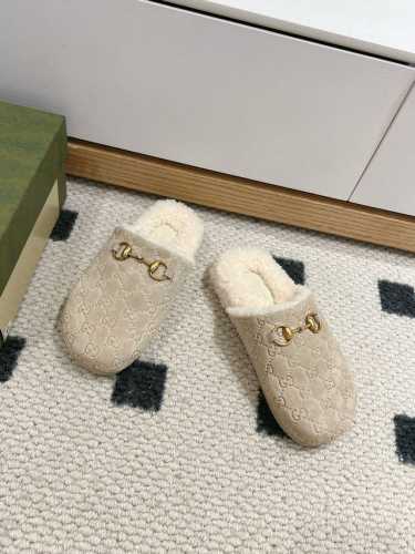 顶级品质 GUCCIss2024秋冬｜平底羊毛拖鞋新品 超舒适的 双带毛拖 简约随性 时髦有范， 慵懒又不乏高级感，最舒适的拖鞋没有之一 随意上脚都好看有型，绝