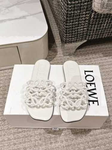 Loewe 罗意威 25 春夏新品petal Anagram 露趾镂空 拖鞋 疯狂种草简约设计感觉更干净优雅 让你念念不忘 颜色也很耐看漂亮，上脚瞬间气质十足气