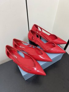 Prada 25ss 早春新款绝美尖头跟鞋 时尚界久违的极简之美经典时尚配色 毫不费力的优雅风来袭 时髦 精致 绝美 包头尖头 开边珠外穿时尚气质简约新款日常拖