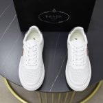 Prada 普拉* -高端品质 原单 -鞋面：进口纳帕小牛皮、打孔小牛皮、鞋身车缝品牌图腾、鞋舌空压品牌logo -内里：水染牛皮 -大底：超轻tpu 发泡；成