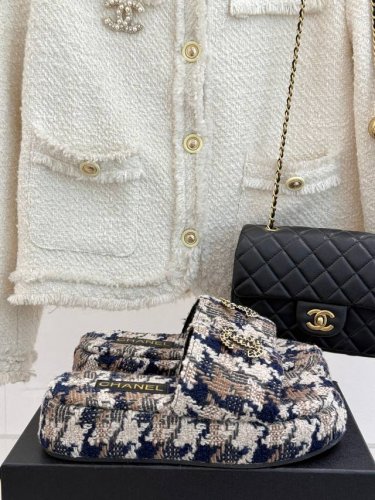 厂价 Chane*｜小香25C春夏新品 链条双C懒人拖鞋 今年小香推出全新夏日度假系列拖鞋～ 不管是出街、家居都可以轻松搭配 毛巾料的质地 对脚丫实在太友好啦