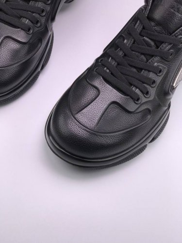 prad* 胎牛压纹 气垫底 高品质男鞋 进口胎牛皮 皮纹清晰细腻 色泽均匀自然 质感一流 注塑压纹工艺 定型效果极佳 羊皮内里 组合气垫底 质地轻盈 减震气垫