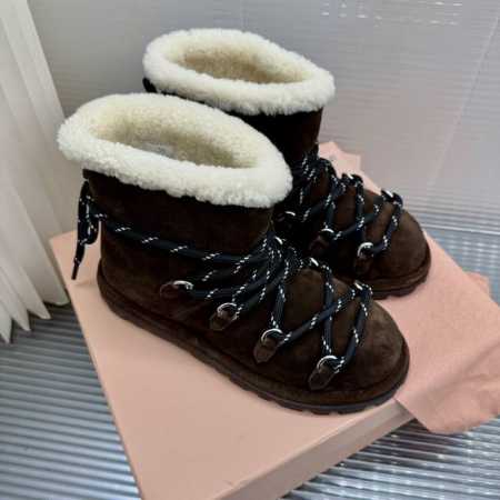 顶级版本 miu fw24 new arrival～ miu家24秋冬雪地靴新品 炒鸡轻盈舒适，绑带设计好可爱 丝光牛反绒鞋面，皮毛一体内里 size 35-4 - 点击图像关闭