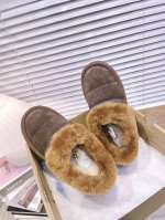 UGG P: Size：女码35-40 ugg毛毛虫雪地靴 秋冬街边感 随手拍 一双雪地靴 一秒秋冬氛围感来了 超模们的选择 极简每天都要温暖又时髦 隆丰A级羊