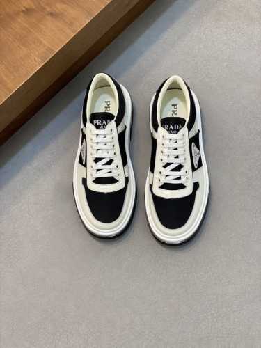 Prad* 普拉达 24春夏新品男士高端运动鞋，这款运动鞋时尚百搭，简洁现代，融合运动风格和精致细节。选用皮革材质打造，搭配橡胶鞋底，鞋舌压印字母徽标，简约时尚