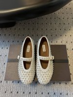 独家新品 Alaia 25 走秀款平底钻面芭蕾舞鞋 兜兜转转还得是Alaia 极致的舒适和百搭 交叉带的设计有种芭蕾舞的感觉 章小蕙同款 甜酷芭蕾风 人气超高的