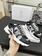 这款 Dior Chrono 运动半拖鞋是二零二四秋季新品，以 Dior 的高订风格重新演绎跑步鞋。黑色网眼织物，搭配黑色和白色调层压皮革效果镶片，两侧的 Cd